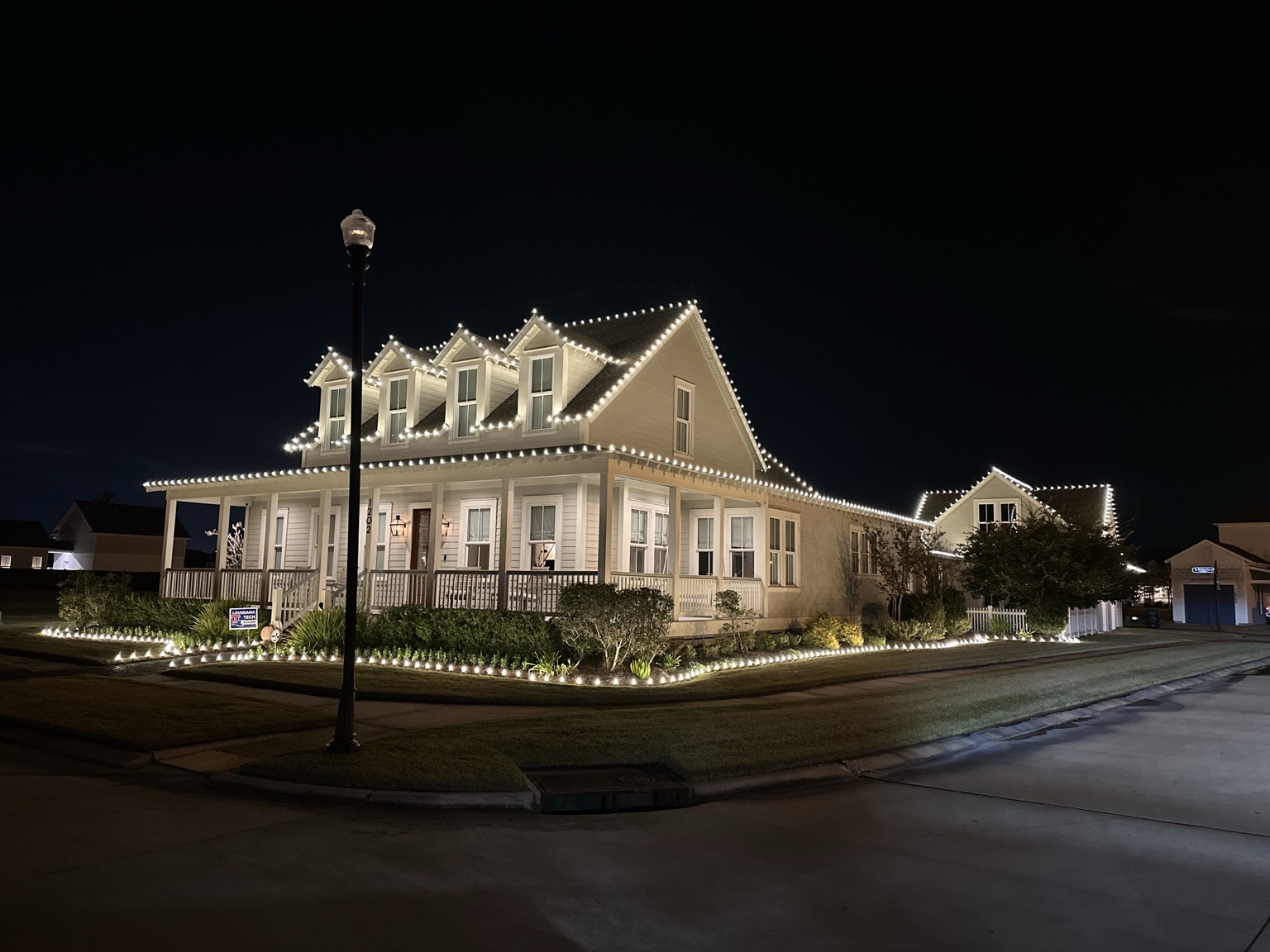 Residential roofline lighting