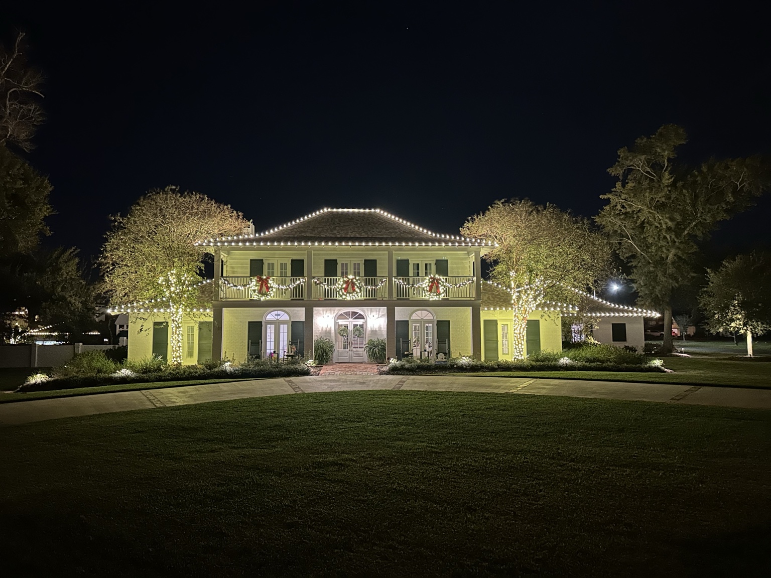 Southern home with Christmas lighting