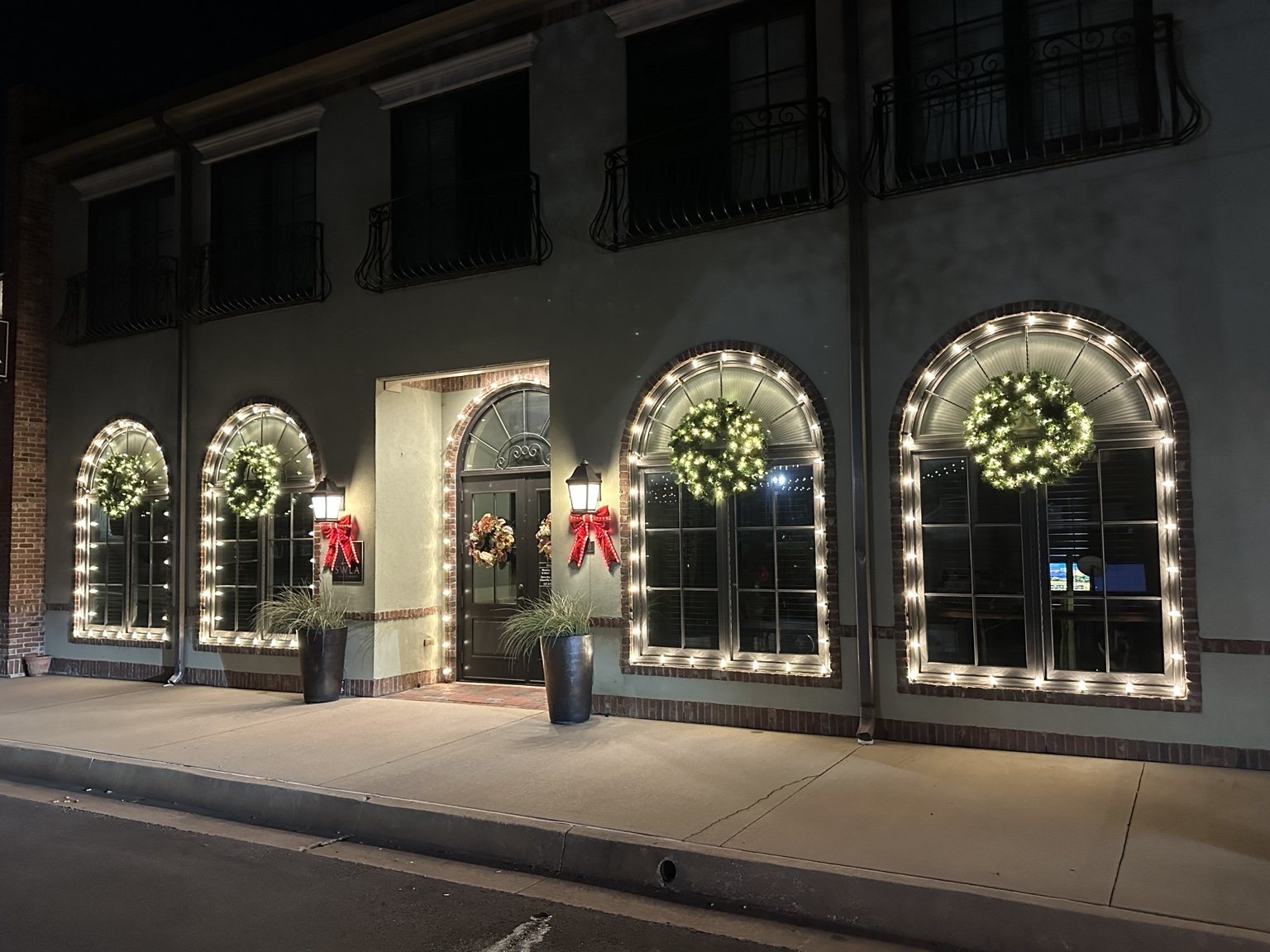 Retail commercial holiday roofline lighting