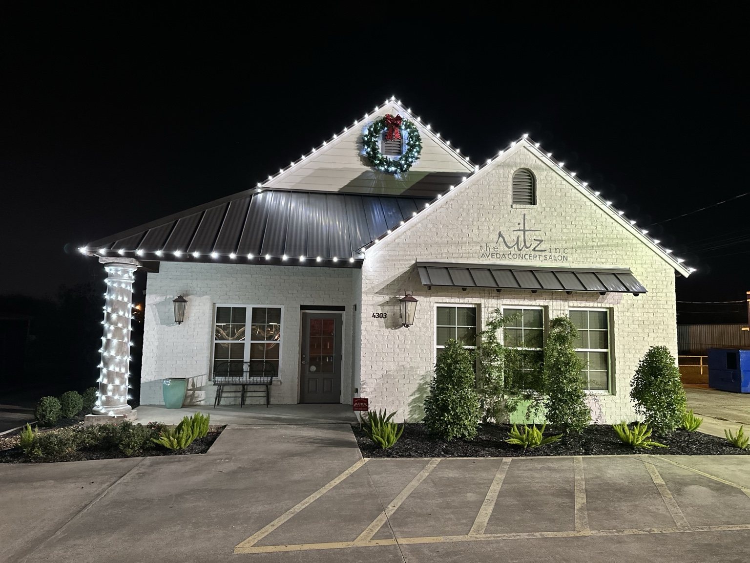 Commercial building roofline and wreath lighting